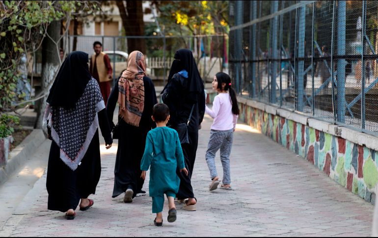 En el anuncio del regreso a clases, el ministerio de Educación no mencionó a las maestras ni a las alumnas. EFE