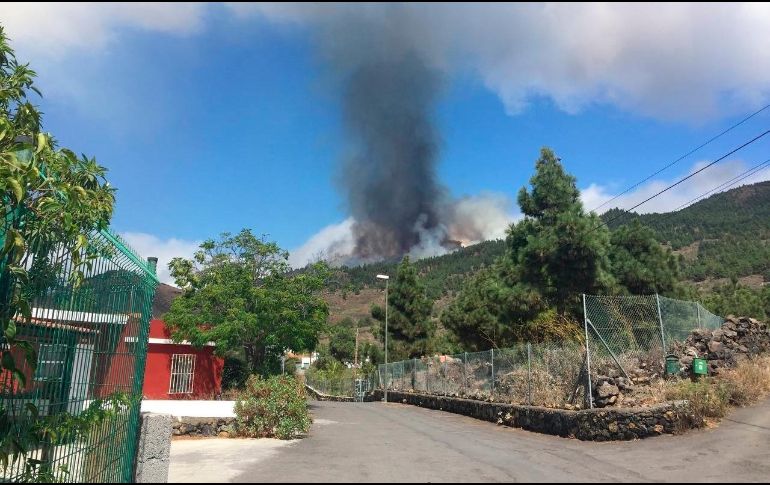 En redes sociales ya circulan videos del momento en que comenzó la erupción. EFE / M. Calero