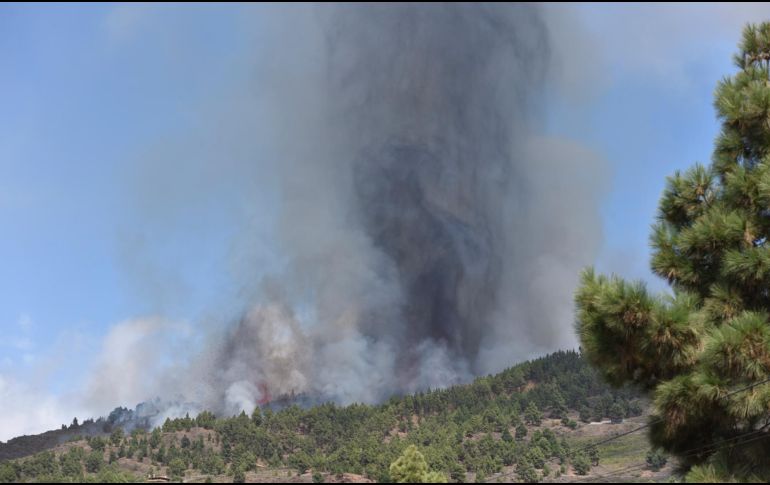 El Instituto Geográfico Nacional y el Instituto Volcanológico de Canarias venían registrando desde el 11 de septiembre una importante acumulación de miles de pequeños terremotos en el entorno de la Cumbre Vieja. EFE / M. Calero