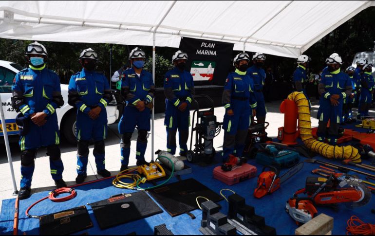 Personal de Bomberos y del ERUM, en la explanada del monumento a la Revolución este 19 de septiembre del 2021. SUN / D. Sánchez