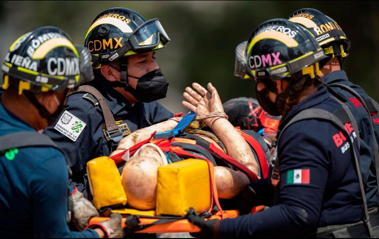 Integrantes del cuerpo de Bomberos participan en el simulacro, que se realizó simultáneamente en varios estados del país. EFE / C. Ramírez