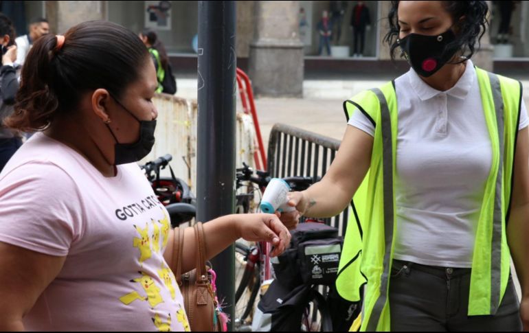 Este domingo, en el primer cuadro de la ciudad se ofrecieron tres mil cubrebocas a aquellas personas que no utilizaran uno, y se contó con 350 litros de gel antibacterial. ESPECIAL / Ayuntamiento de Guadalajara