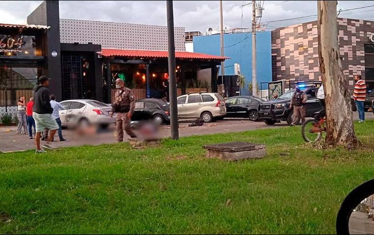 Policías en la zona de la explosión del artefacto en Salamanca, que provocó dos muertes. EFE
