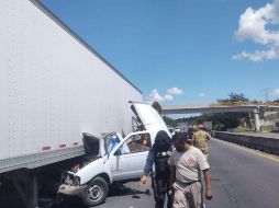 Hasta las 16:50 horas, bomberos trataban de liberar al sujeto fallecido con el equipo hidráulico. ESPECIAL/PC Jalisco
