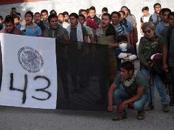 Normalistas se protestan para exigir justicia por los 43 estudiants de Ayotzinapa en Chilpancingo, Guerrero. EFE/J. De La Cruz