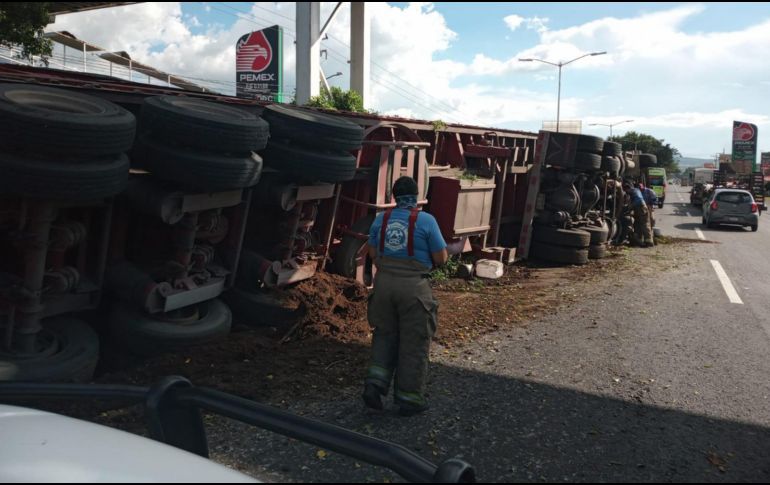 El operador del tráiler, de aproximadamente 40 años, resultó ileso. ESPECIAL/Bomberos Tlajomulco
