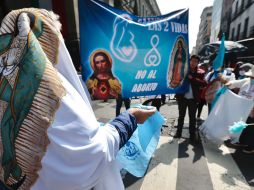 Manifestación de agrupaciones religiosas Provida a un costado de la Suprema Corte de Justicia de la Nación, ayer lunes en la Ciudad de México. SUN / B. Fregoso