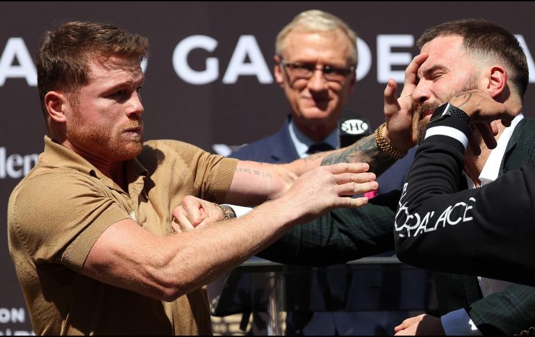 Al final, ambos peleadores fueron separados y tendrán que esperar hasta el 6 de noviembre para hacer uso de esos ánimos tan calientes entre los dos. AFP/R. MARTÍNEZ