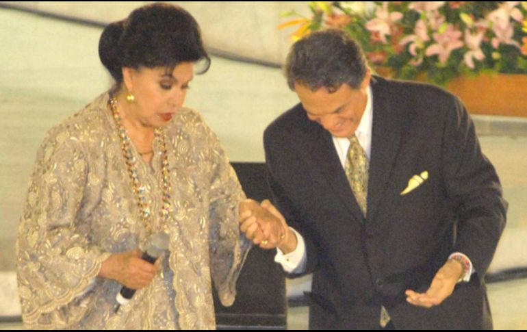 Enriqueta Jiménez y José José tras cantarle Las Mañanitas a la Virgen de Guadalupe, en una imagen de archivo de 2006. NTX/ARCHIVO