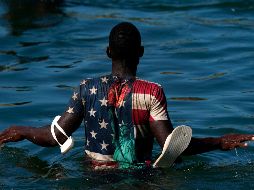 Un migrante haitiano cruza el Río Bravo para regresar a Ciudad Acuña y evitar la deportación desde los Estados Unidos. AP / F. Llano