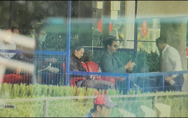 Sentado junto a Ricardo Peláez, director deportivo del club, Amaury no perdió detalle de la práctica junto a la cancha principal del complejo deportivo del Rebaño. EL INFORMADOR / ARCHIVO