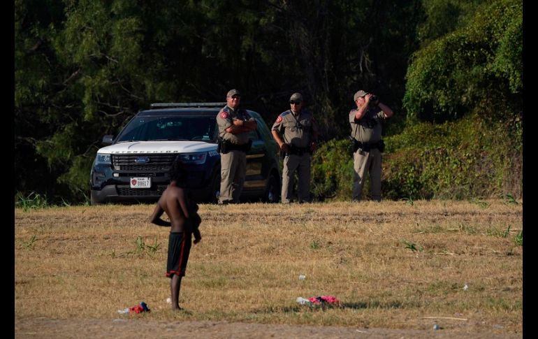 Abbott aseguró a Fox News que la colocación del muro de autos permitió que los inmigrantes dejaran de cruzar por esta zona. AP/J. Cortez