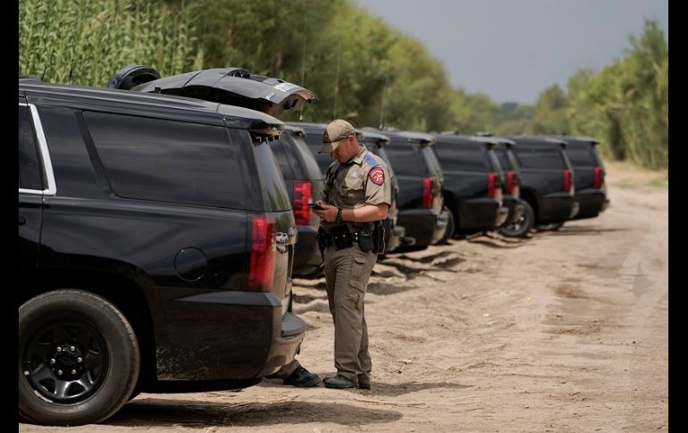 Abbott aseguró a Fox News que la colocación del muro de autos permitió que los inmigrantes dejaran de cruzar por esta zona. AP/J. Cortez