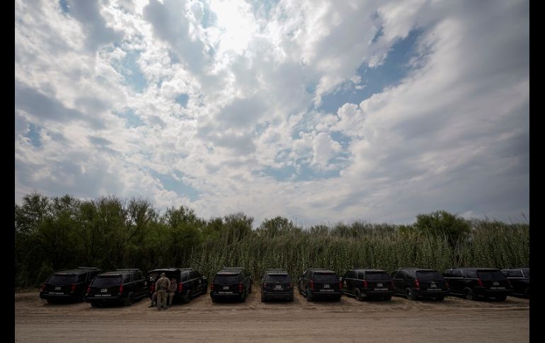 Abbott aseguró a Fox News que la colocación del muro de autos permitió que los inmigrantes dejaran de cruzar por esta zona. AP/J. Cortez