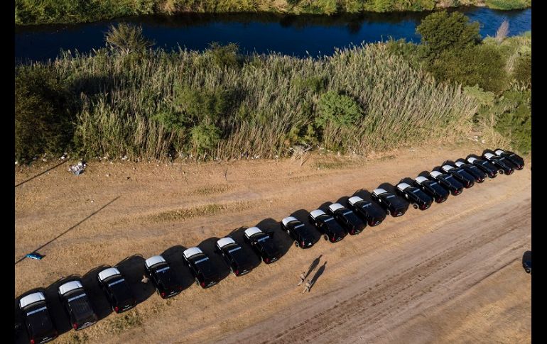 Abbott aseguró a Fox News que la colocación del muro de autos permitió que los inmigrantes dejaran de cruzar por esta zona. AP/J. Cortez