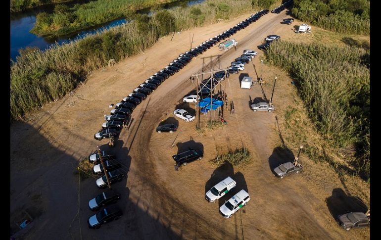 Abbott aseguró a Fox News que la colocación del muro de autos permitió que los inmigrantes dejaran de cruzar por esta zona. AP/J. Cortez