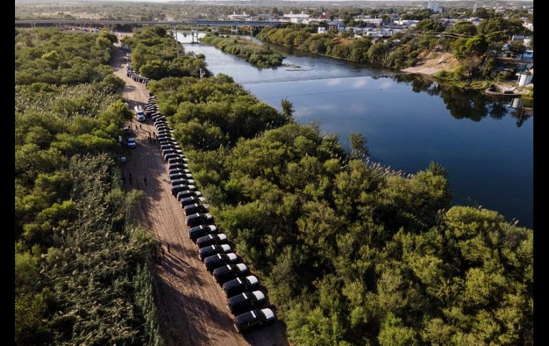 Abbott aseguró a Fox News que la colocación del muro de autos permitió que los inmigrantes dejaran de cruzar por esta zona. AP/J. Cortez