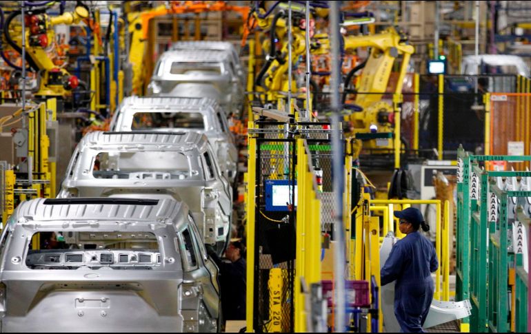 Entre los consumidores de acero destaca la industria automotriz, que con el T-MEC debe cumplir con una cuota de 70% de contenido regional. AFP/Archivo