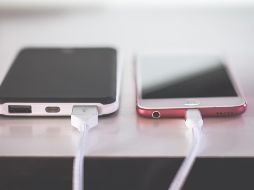 La normativa también busca defender el derecho de los consumidores, obligados por ahora a acumular diversos cargadores. ESPECIAL / Photo by Steve Johnson on Unsplash