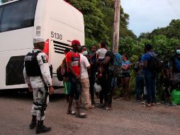 Funcionarios del INM y elementos de la Guardia Nacional detienen a migrantes de origen haitiano en Tapachula, Chiapas. EFE / J. Blanco