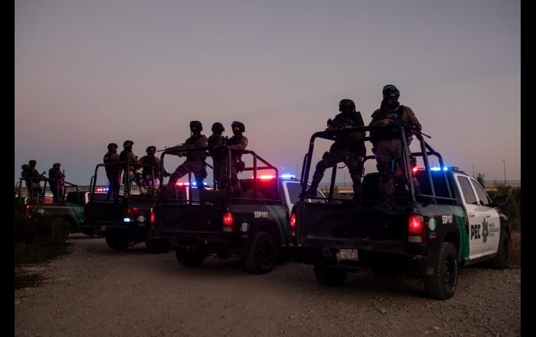 Policías se despliegan cerca del río Bravo. AP/F. Márquez
