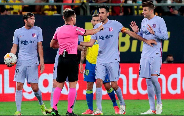 MOLESTOS. La expulsión de Frenkie De Jong fue protestada por los jugadores del Barcelona, quienes no daban crédito a la decisión arbitral. EFE/R. RÍOS