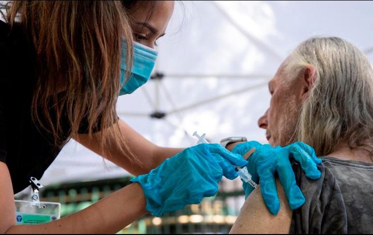 Dependerá de los CDC establecer de forma definitiva quiénes serán elegibles para la dosis adicional. EFE/C. Brehman