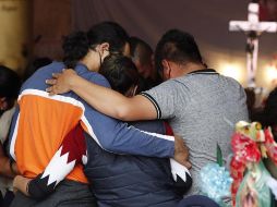 Familiares y amigos acuden al funeral de la menor Mía Mendoza, quien falleció tras el derrumbe. EFE/J. Méndez