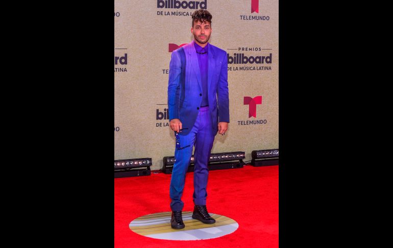 Prince Royce se lució con un traje futurista con degradados en azul eléctrico. EFE/G. Viera