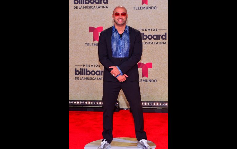 Wisin llegó a la gala con un traje negro y camisa azul. EFE/G. VIERA
