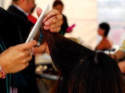 Aashna Roy fue a la peluquería en 2018 y pidió al personal un corte de 10 cm desde las puntas, pero la peluquera cortó el cabello dejando solo 10 cm, que apenas le llegaban a sus hombros. NTX / ARCHIVO
