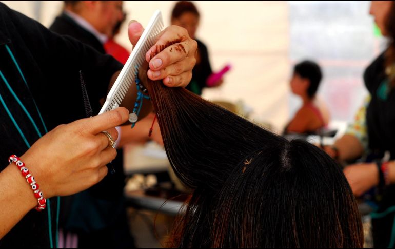 Aashna Roy fue a la peluquería en 2018 y pidió al personal un corte de 10 cm desde las puntas, pero la peluquera cortó el cabello dejando solo 10 cm, que apenas le llegaban a sus hombros. NTX / ARCHIVO