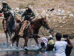 Miles de migrantes, en su mayoría haitianos, han cruzado la frontera en la zona de Del Río y han acampado en las últimas semanas debajo de un puente. AFP / ARCHIVO