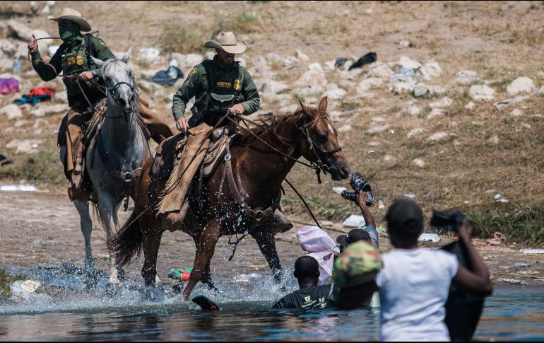 Miles de migrantes, en su mayoría haitianos, han cruzado la frontera en la zona de Del Río y han acampado en las últimas semanas debajo de un puente. AFP / ARCHIVO