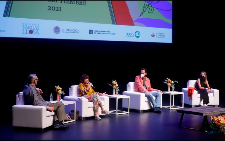 La intervención de Rosa Montero ocurrió durante la mesa de diálogo 