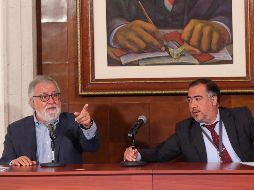 El subsecretario de Derechos Humanos, Alejandro Encinas (i) y el fiscal del caso Ayotzinapa, Omar Gómez Trejo (d), en rueda de prensa hoy en Ciudad de México. EFE/S. Gutiérrez