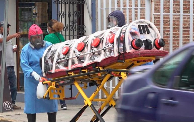 Personal de salud traslada a una paciente con síntomas de COVID-19 a un hospital en el estado de Oaxaca. EFE/D. Ricardez
