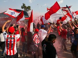 TRADICIÓN. Cada vez que las Chivas visitan la capital, son recibidas en masa, con cánticos y efusividad. IMAGO7