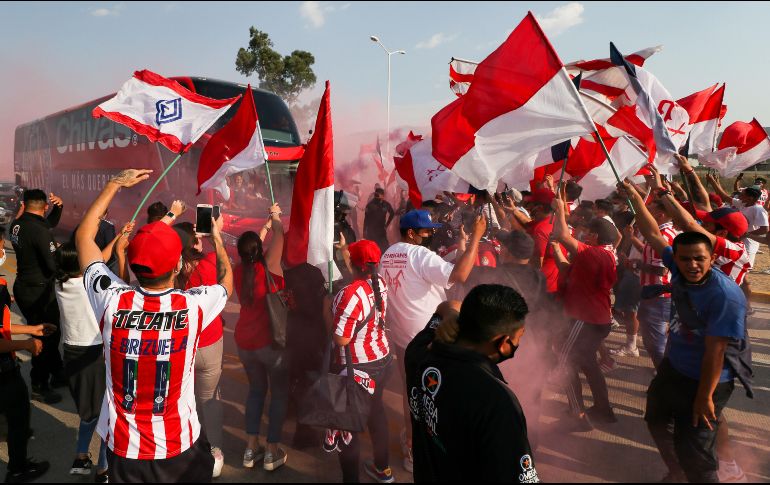 TRADICIÓN. Cada vez que las Chivas visitan la capital, son recibidas en masa, con cánticos y efusividad. IMAGO7