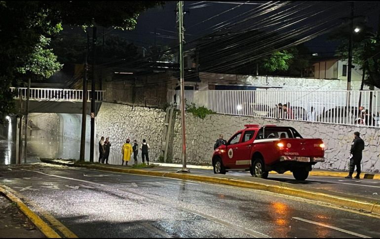 Bomberos cerraron el paso deprimido de 8 de Julio y Washington. ESPECIAL