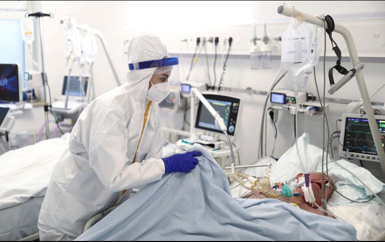 Los dos anticuerpos -casirivimab e imdevimab- elaborados por Regeneron deberían administrarse a contagiados que tengan un riesgo elevado de hospitalización. AP