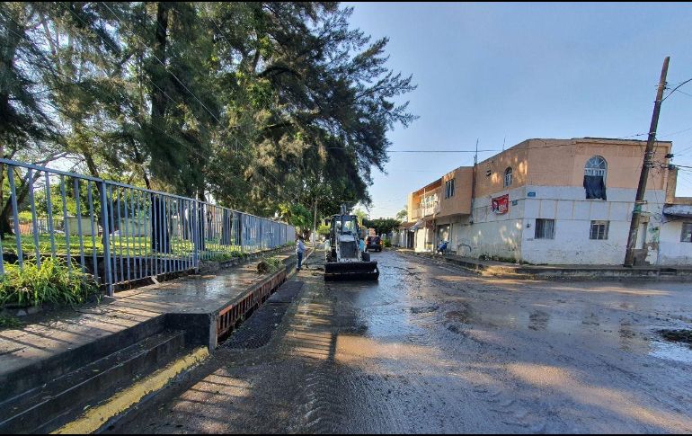 El presidente municipal interino de Guadalajara, Eduardo Fabián Martínez Lomelí, informa que trabajaron durante la madrugada en el monitoreo y atención a los daños por la lluvia. ESPECIAL / Ayuntamiento de Guadalajara