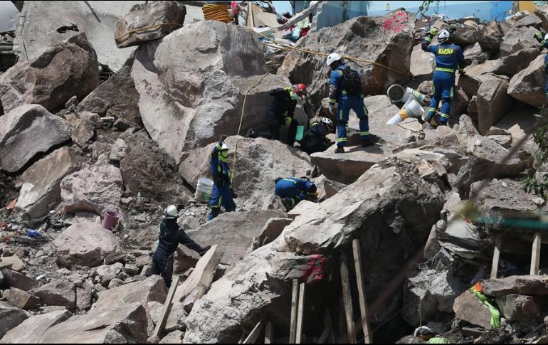 Durante el evento se guardó un minuto de silencio en memoria de las víctimas mortales por el derrumbe. EFE/S. Gutiérrez