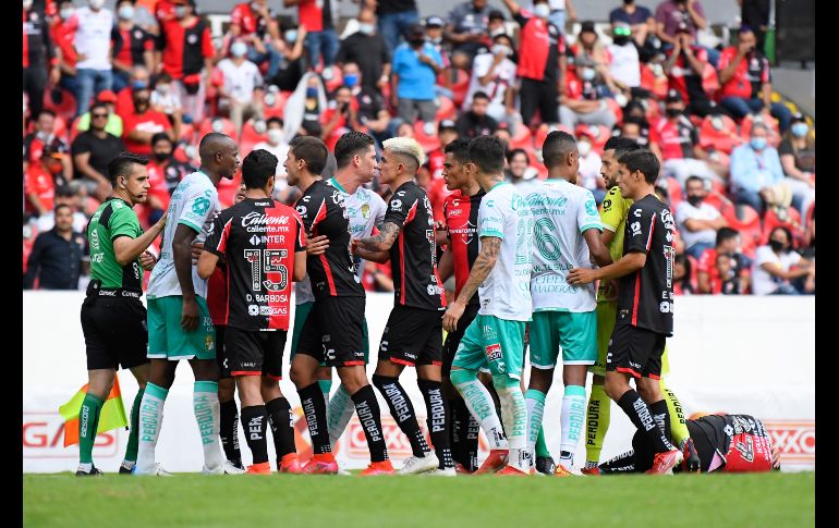 FRUSTRADO. El exrojinegro Barreiro no tuvo el mejor de sus partidos y constantemente estuvo metido en líos. IMAGO7