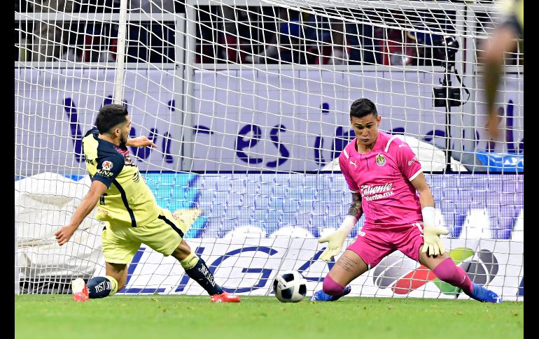 NOTABLE. Raúl Gudiño apareció cuando Chivas lo requirió y mantuvo el arco en cero. IMAGO7