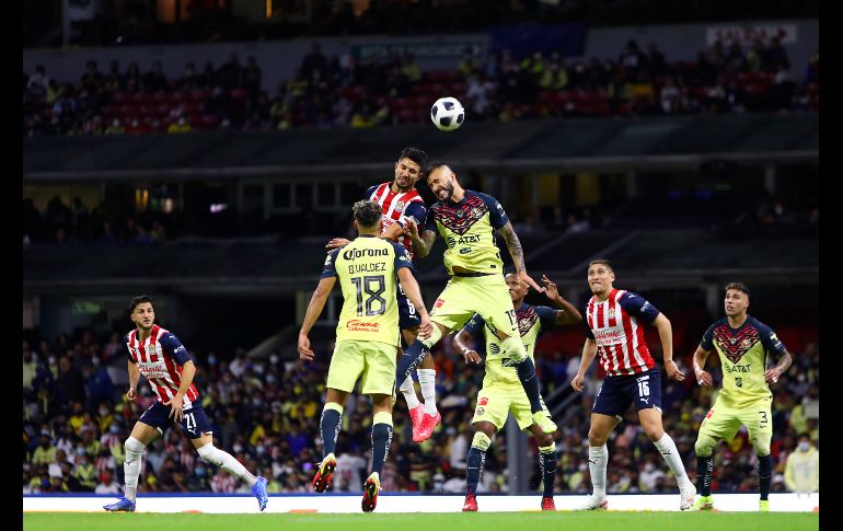 CLAVE. La llave de los goles parecía estar en el juego aéreo, donde América mostró mayor peligro, pero el gol no cayó. IMAGO7