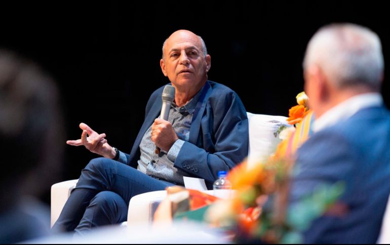 David Unge, escritor y traductor guatemalteco, en su participación en el evento. La bienal culmina hoy con el anuncio del premio. EFE/B. De NIz