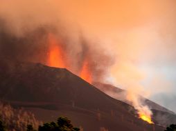 El cono del volcán de La Palma, que está en erupción desde el pasado día 19, se rompió parcialmente y dejó “una colada enorme” en dirección hacia el mar. EFE/M. Calero