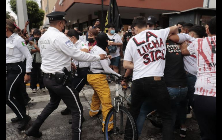 Se dieron los empujones y jaloneos durante varios minutos. ESPECIAL