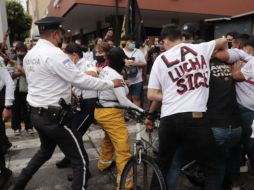 Estudiantes de la Normal de Atequiza marchaban por el Centro de Guadalajara cuando se registró un altercado con policías viales. ESPECIAL